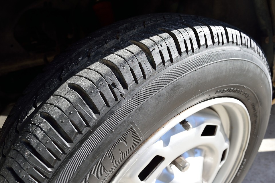 タイヤは残溝タップリですがヒビが見受けられるので、ミシュラン4本新品交換サービスです！
ここ大事！思いっきりアピールしてくださ〜い！