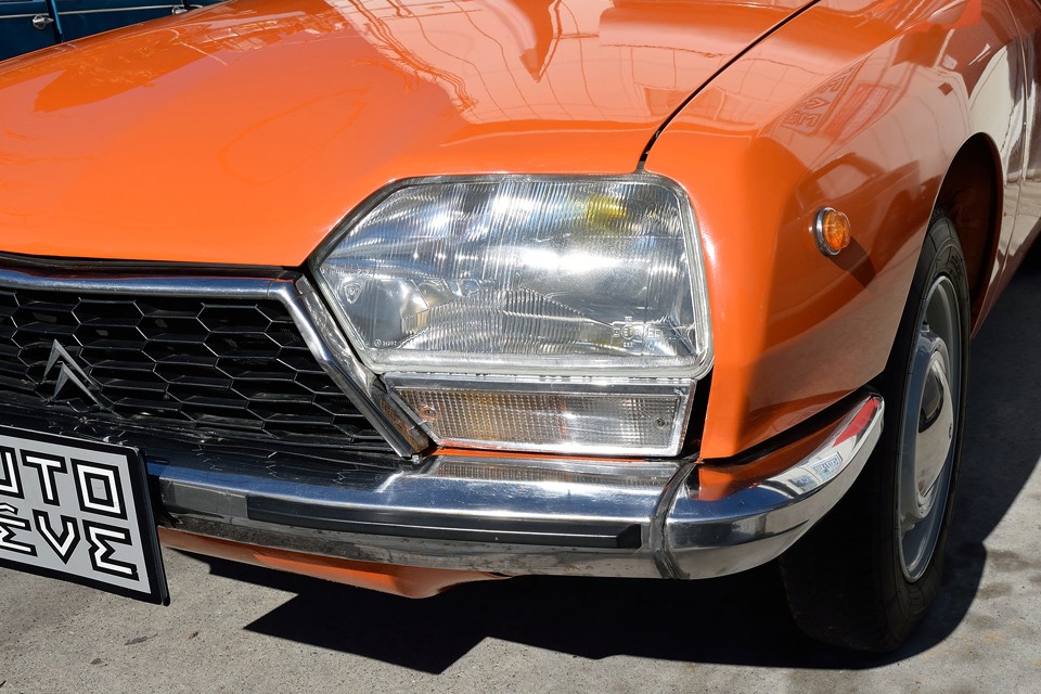 ヘッドライトは反射板の劣化も無く、とてもクリア〜！