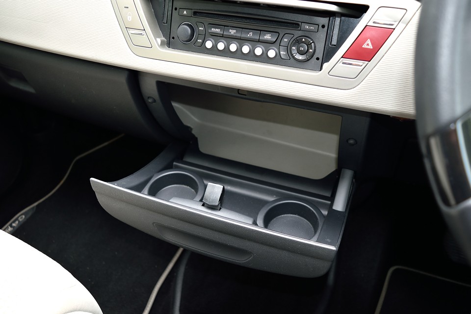 ここはエアコンの風を送り込んで飲み物を冷たい状態に保つセンタークールボックス！
シトロエンらしからぬ(笑)至れり尽くせりの装備。