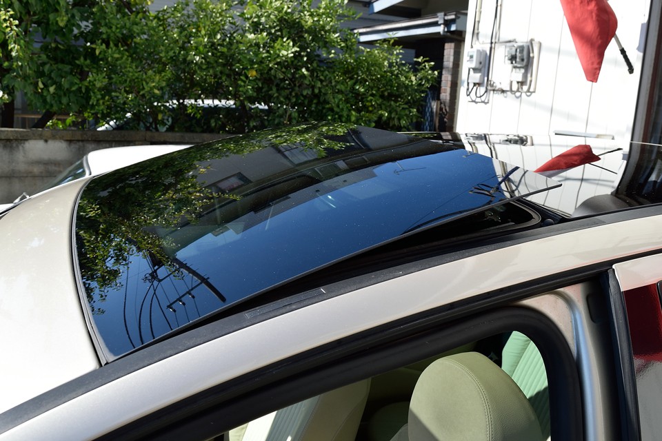 フロントの電動サンルーフはチルトアップ機構付き！別名：排気一発モード？！