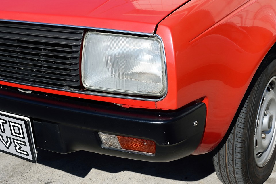 ヘッドライトは若干くもり気味でしょうか。向かって左のライトは反射板の劣化も少しあります。