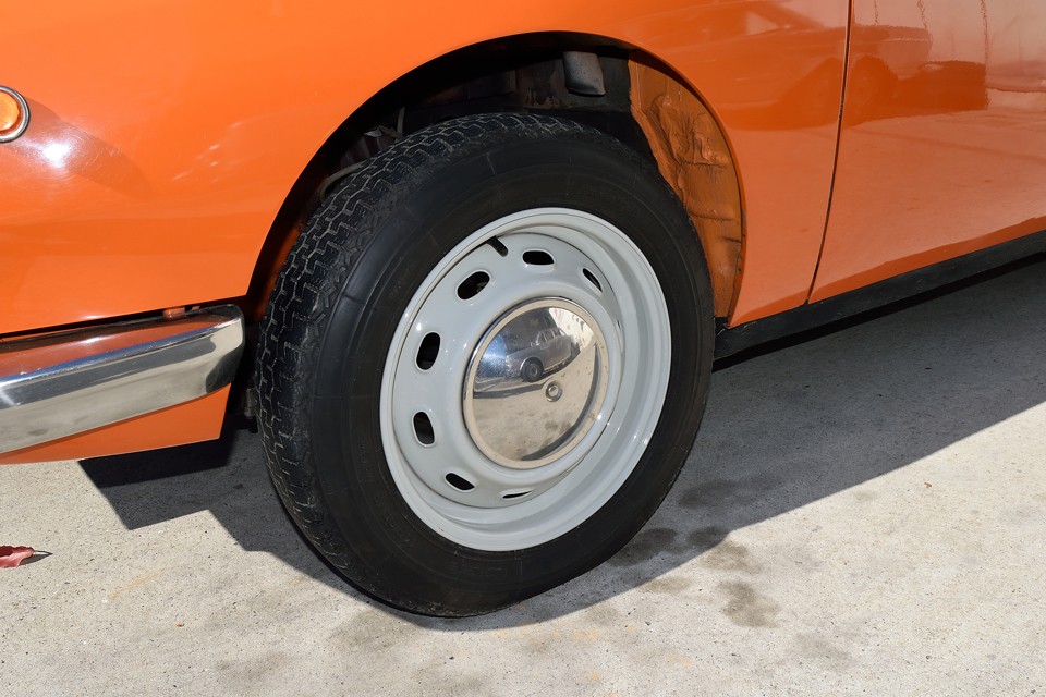 タイヤはヒビヒビ状態なので、ご成約頂きましたらミシュランXZX145SR15 × 4本新品交換サービスしま〜す！