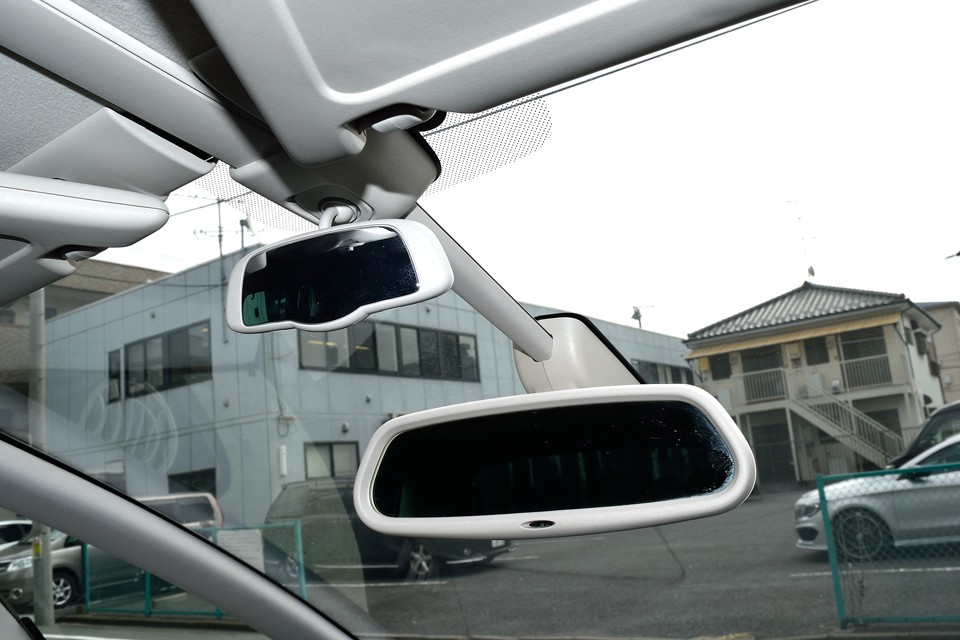 太っ腹だなぁシトロエンって、おまけにルームミラーが付いてる・・・と言うわけではありません。
チャイルドルームミラーの名の通り、後席のお子さんを見守るためのものなのです。