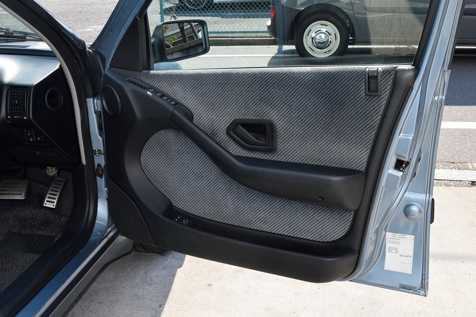 内張りにも目立つ汚れ、損傷はありません。
インナーハンドルやスイッチ廻りの照かり（＝使用感）も無いのがお判りいただけるでしょうか。