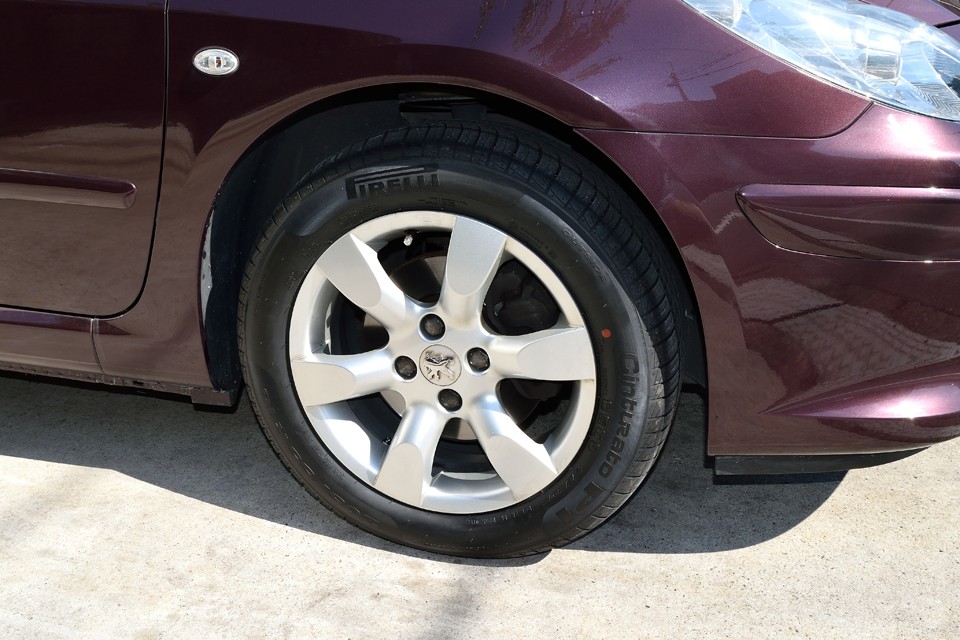 純正アルミは少しガリキズありますが、それほど気にならないと思います。
タイヤはPIRELLI P1新品4本交換済みです！
