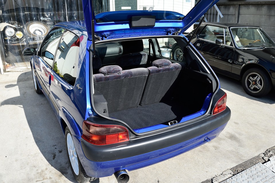 このサイズのクルマとしてはトランクスペースは十分な広さだと思います。残念ながらラゲッジカバーは欠品です。