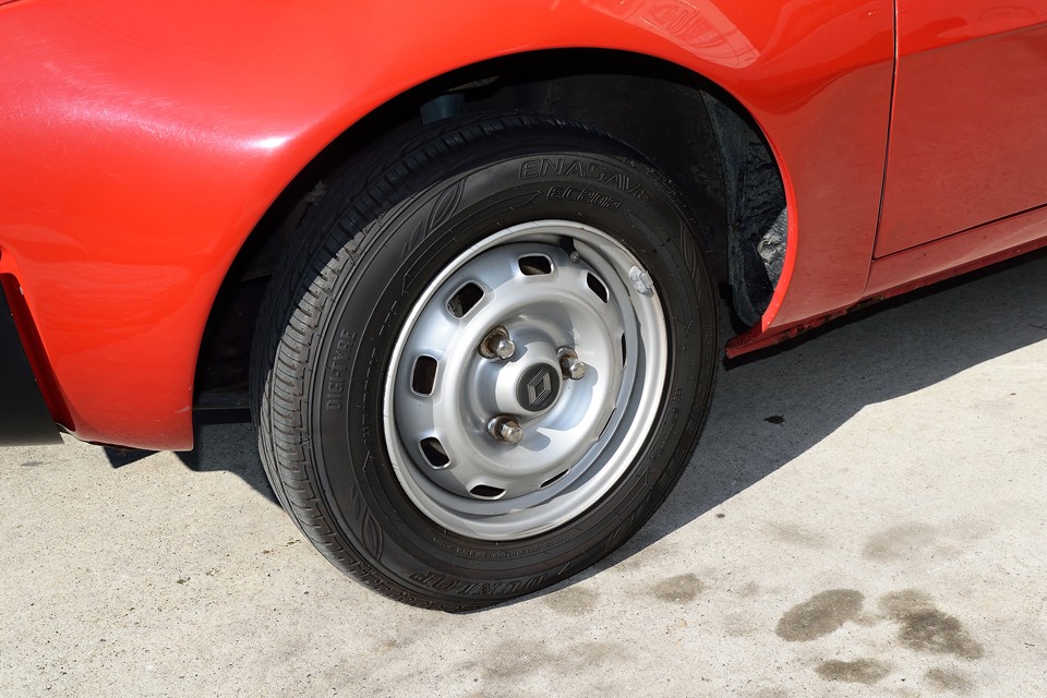 ベーシックなクルマにはやっぱり鉄ッチンホイールが似合います。
タイヤは7分山くらいでしょうか、当分は交換の必要はなさそうです。