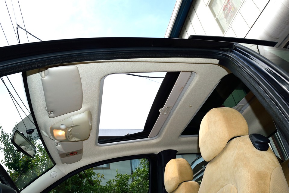 電動ガラスリーフを開ければ更に気持ちいい〜！サンルーフって、やっぱ偉大！