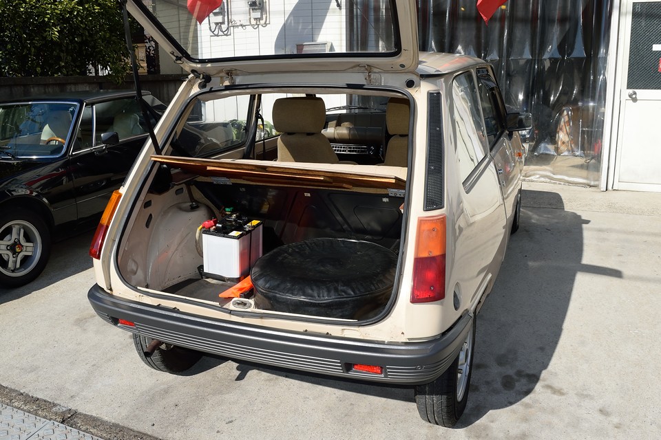 トランクはバッテリーとスペアタイヤで少し狭いですが、日常使用には問題ないと思います。
