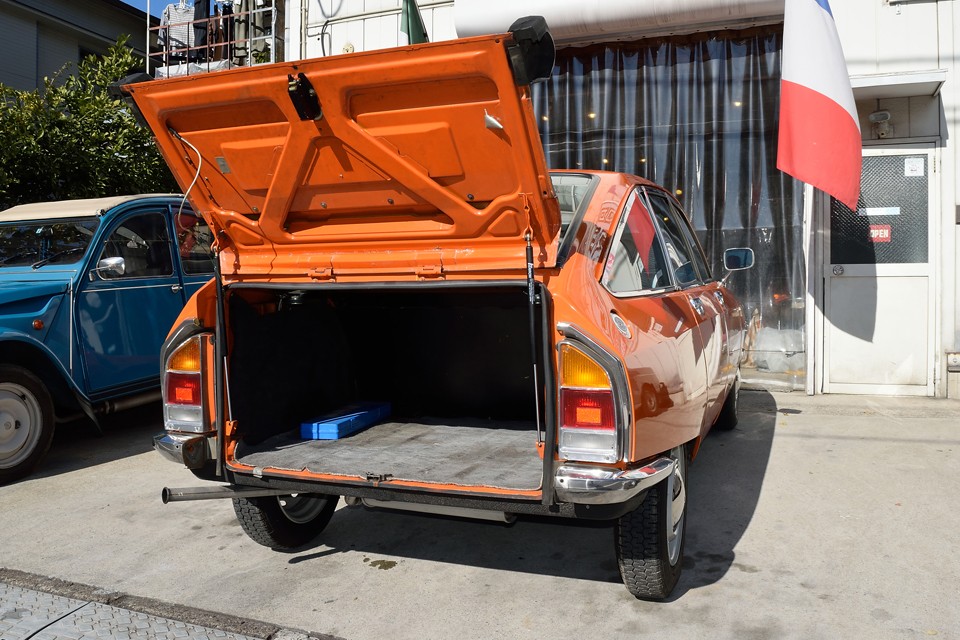 トランクはタイヤハウスとかの出っ張りの無い、ほぼ押し入れ状態！容量もたっぷりでとっても使いやすいです。