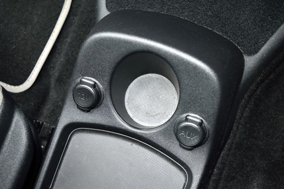 前席の中央には12Vのソケットとオーディオの外部入力用USB端子が付いてます。
USBはMP3プレーヤーを接続するだけで聞けちゃうスグレもの！