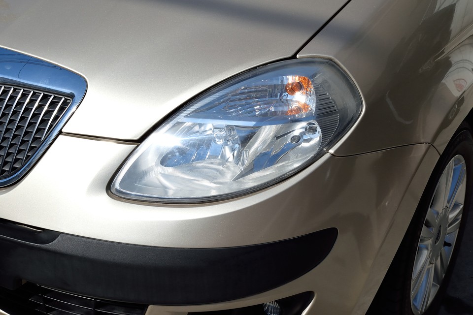 印象的な形をしたヘッドライトは少〜し、くもっているでしょうか…納車整備内でキレイに磨かせていただきます！