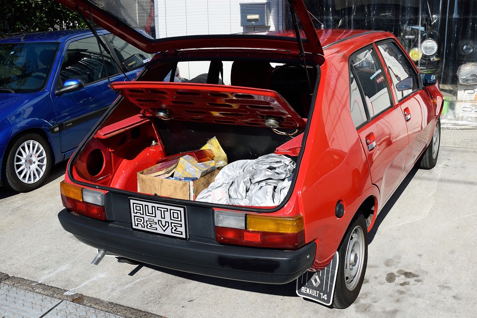 ハッチバックで、しかもお尻のポテっとしたフォルムなのでトランクはかなり広めです！
いくつかのパーツとボディカバーも付属します。