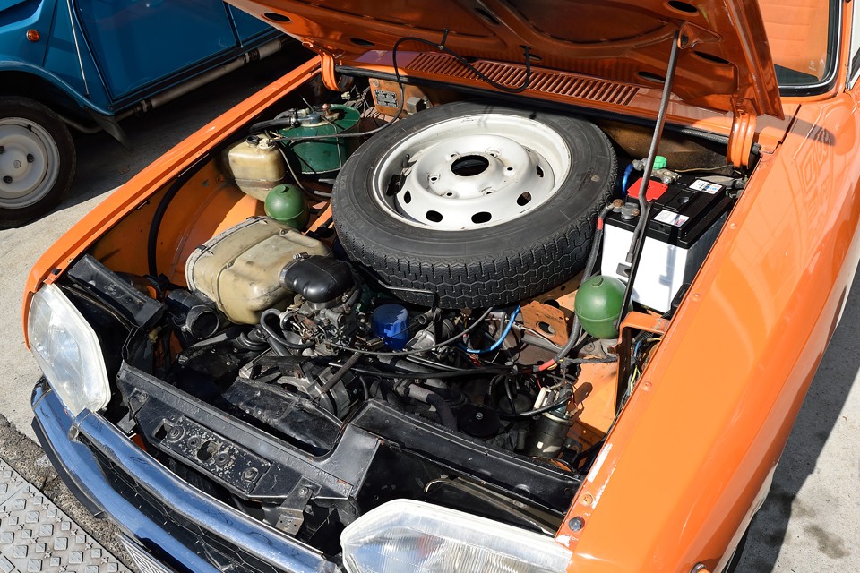 エンジンは空冷水平対向4気筒1220cc！上からはエンジンブロックが見えないくらい低い位置に搭載されています。
重心の低い安定した走りはこのおかげなんでしょうね。