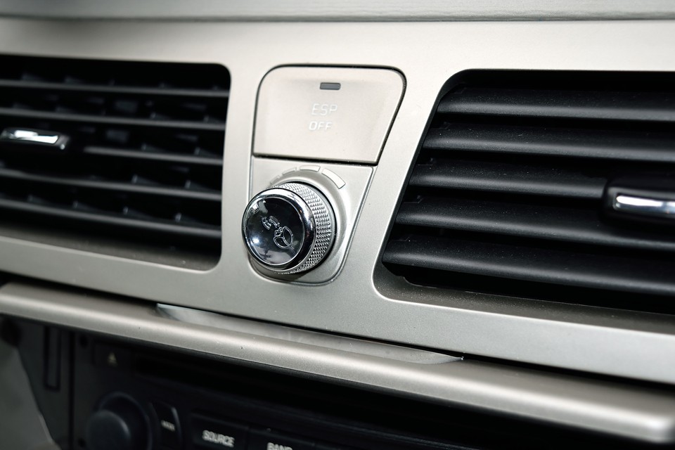 最近のクルマは「いい臭い」まで装備してるんですねぇ。中のカートリッジを交換すればいろいろな臭いが楽しめます。