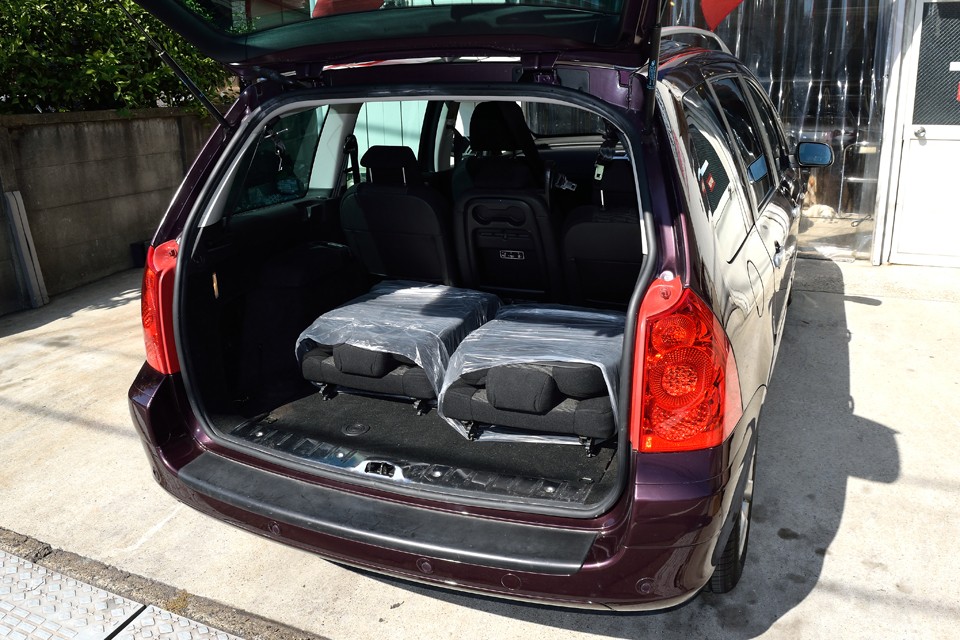 さすがにラゲッジスペースはタップリ！7人乗りですが3列目の2席は取外しも可能ですので、使い方に合わせてご自由に！