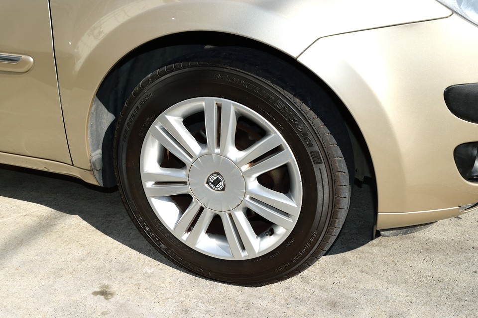 純正アルミホイールは目立つキズもほとんど無く良い状態です。
タイヤも7分山というところでしょうか。当分交換の必要はなさそうです。