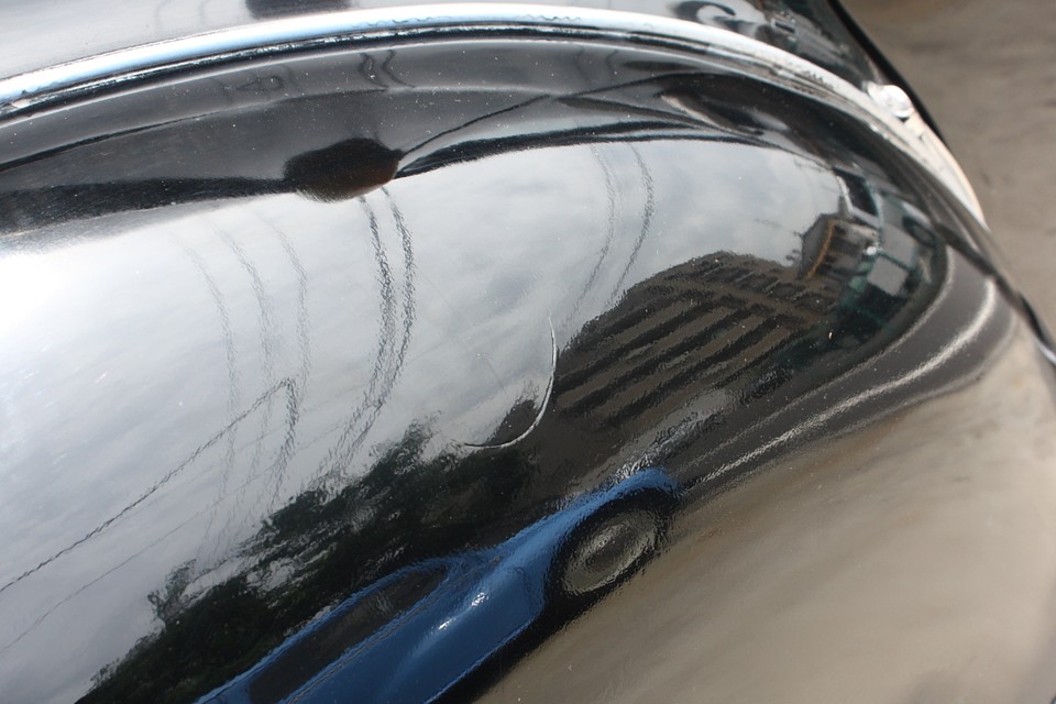 気になる部分
その2：左リアフェンダーに5cmくらいの塗装割れ