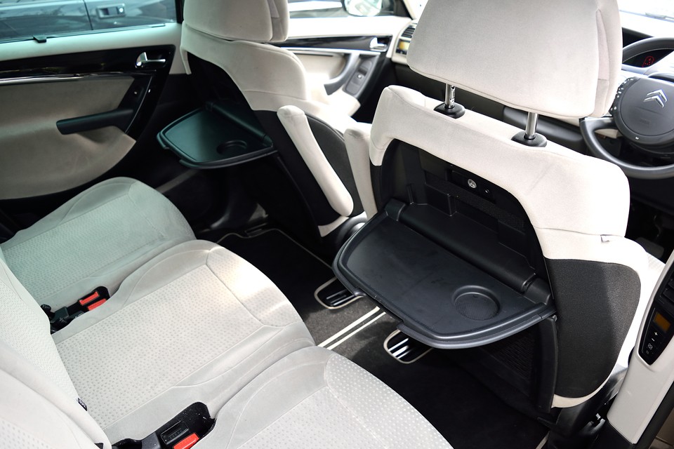 後席用にテーブルも装備！「さぁ、仕事も終わったし、まずはビール、ビール！」←新幹線ではありません(笑)