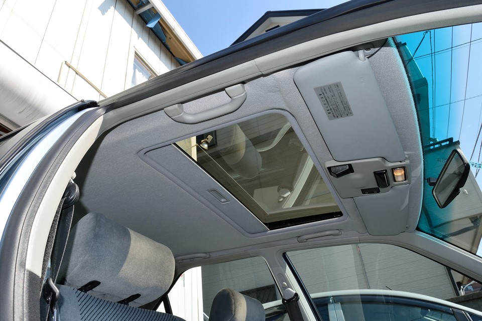 EXグレードは電動サンルーフが標準装備！インナーシェードを開ければグラストップになります。