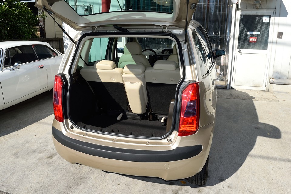 このクラスのクルマとしてはラゲッジスペースは広いと思います。高さもあるのでかなり使いやすそうです。ラゲッジスペース右側の茶色い箱はBOSEサウンドシステムの巨大なウーハー！スゲェ〜！