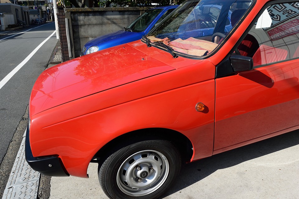 フロントからのプレスラインがドア上端のラインへと続き、そのラインとボディとの段差にドアミラーがある。窓の面積を確保するために今では良く見える手法ですが、この時代に既にこのデザインって…すごいぞ14！