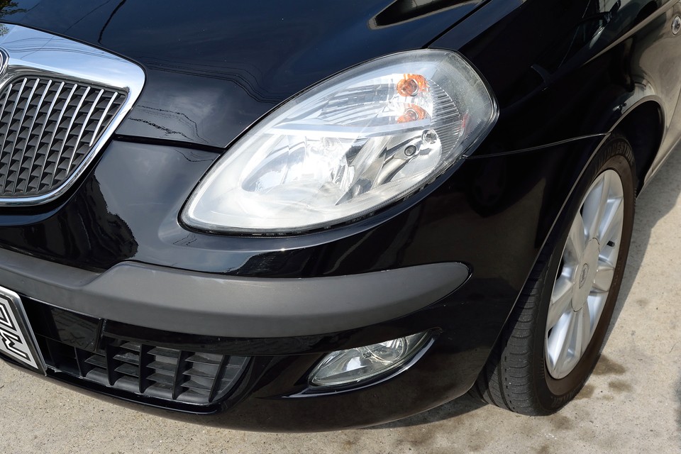 ヘッドライトは目尻の辺りが劣化で少し白っぽくなってますが、磨きでもう少しキレイになると思います。
それ以外はご覧の通り、クリア〜！