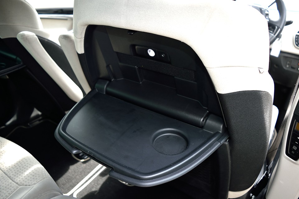 なんとテーブルを照らすライトまで装備！新幹線を超えた？！