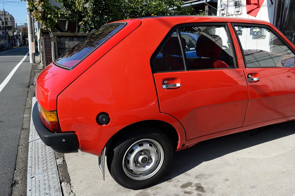 お尻のポテッとした印象は否めませんが、ドア中央からの踏ん張り感のある
プレスラインのおかげで軽快な印象さえするリア周り。