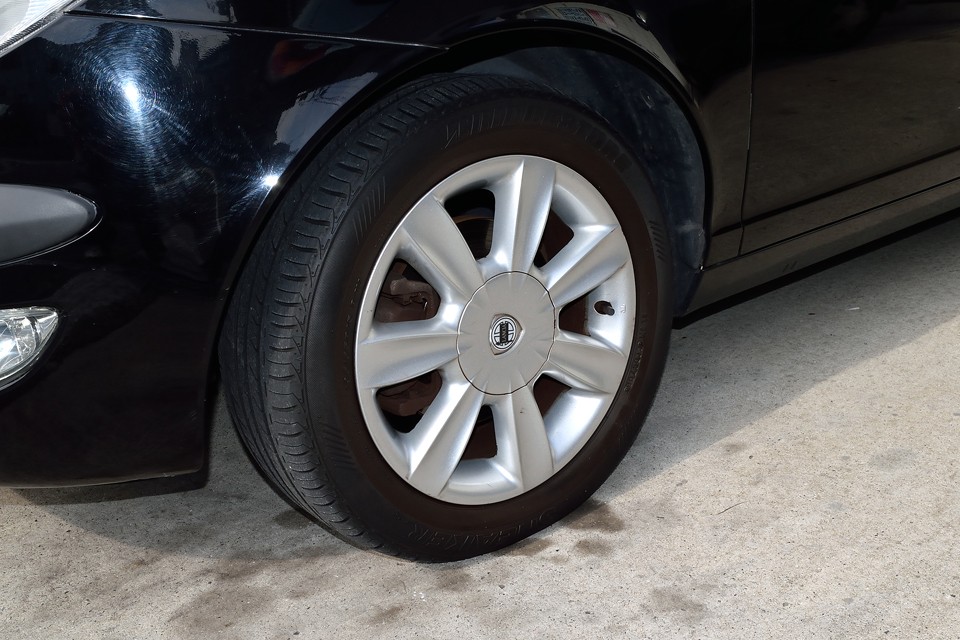 純正アルミホイールは小キズ程度はありますが、全体的には良い状態だと思います。
タイヤは7分山といったところでしょうか。当分は大丈夫そうですね。