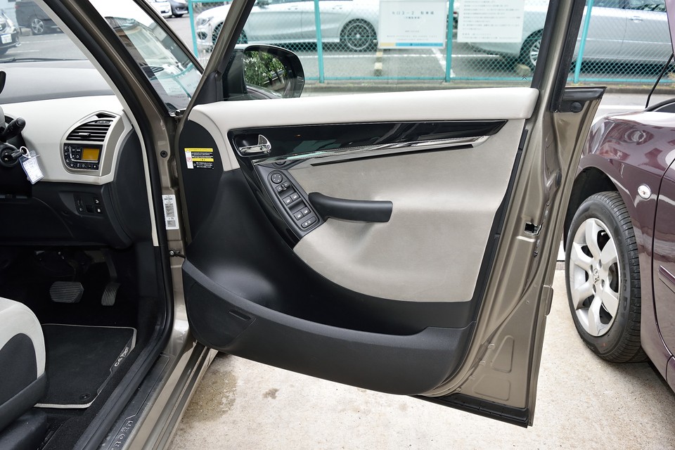 良く見ると立体的でかなりダイナミックな形状ですが、上品な印象はやっぱデザインのおかげ！