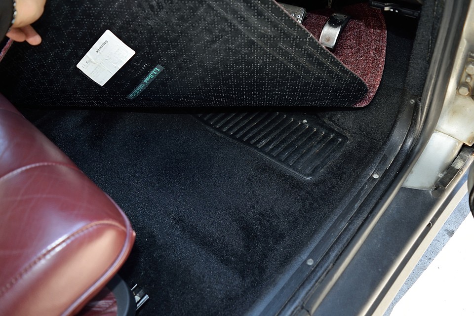 その下のカーペットが、この状態です。