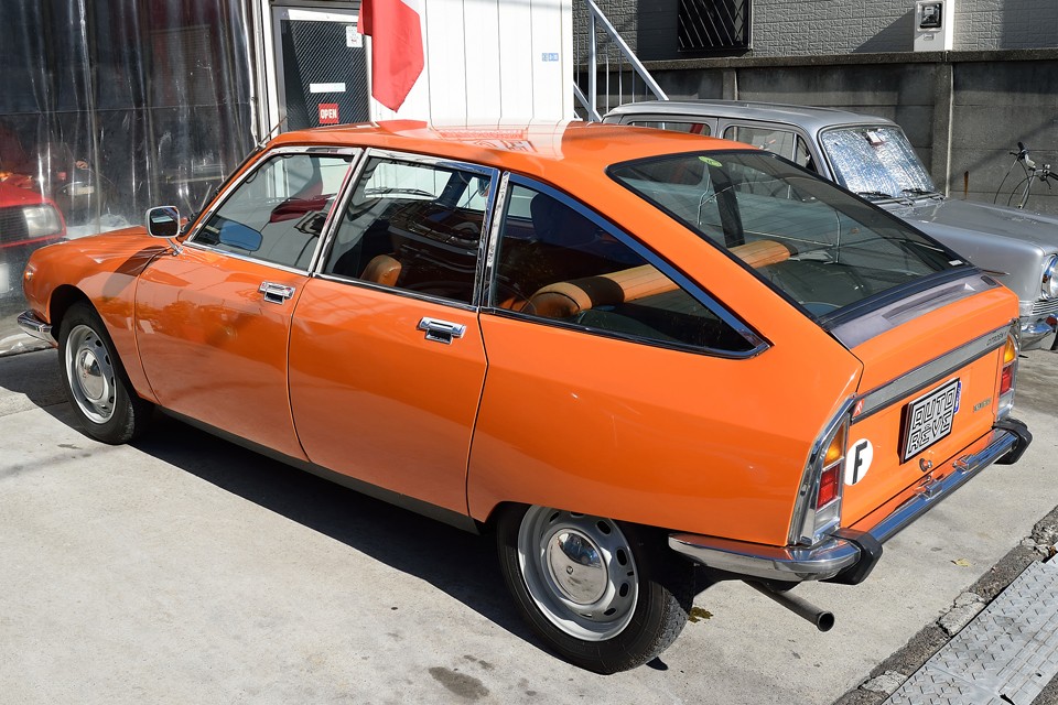 最近のハイブリット車なんかが同じ様な形状してますが、GSは40年前からコレです。