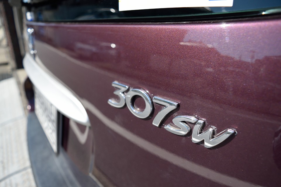 前期型の307を含め、206以降のプジョーは現代車の例に倣いカチッとした印象の乗り心地だったのが、
「猫足」と呼ばれたしなやかさが復活した印象です。