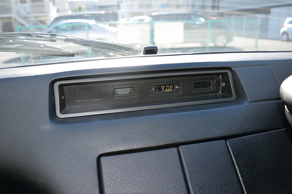 そうは言っても不具合はあるわけで…
その1：センターコンソールの中央の時計のみ作動。水温計が不動です。