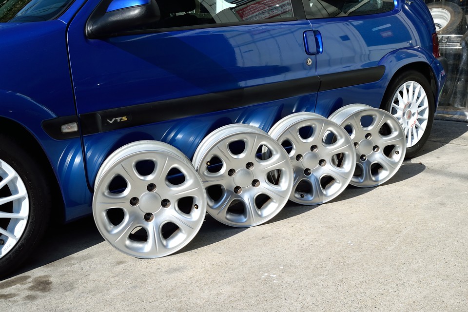 更に更に、状態の良い純正アルミホイールもお付けします！
ノーマルスタイルに戻すも良し、スタッドレス用に使うも良し！こりゃ、ありがたい〜！