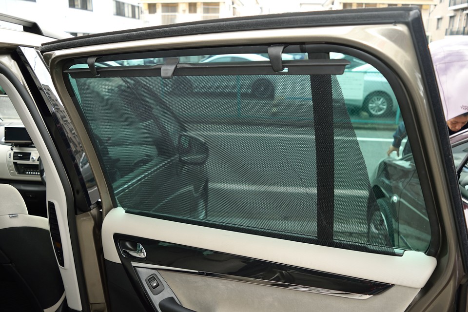 後席にはご覧のウィンドウシールドも装備！どうしちゃったのシトロエン？！気が効き過ぎぃ〜！