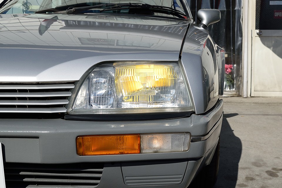 ヘッドライト、ウインカーレンズもクリアー！
そして、何とイエローHIDも装備！フランスらしさと明るさの両立！素晴らしい〜！