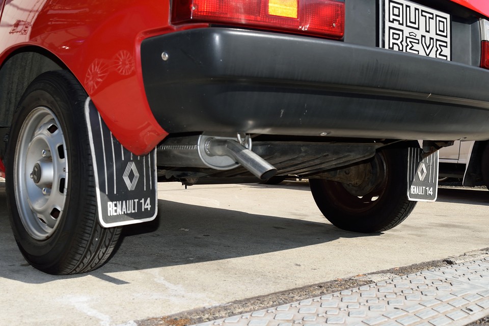 ルノー14用の泥よけが何とも「ククゥ〜！」…マフラーは前回車検時（平成26年9月）に交換したばかりです！