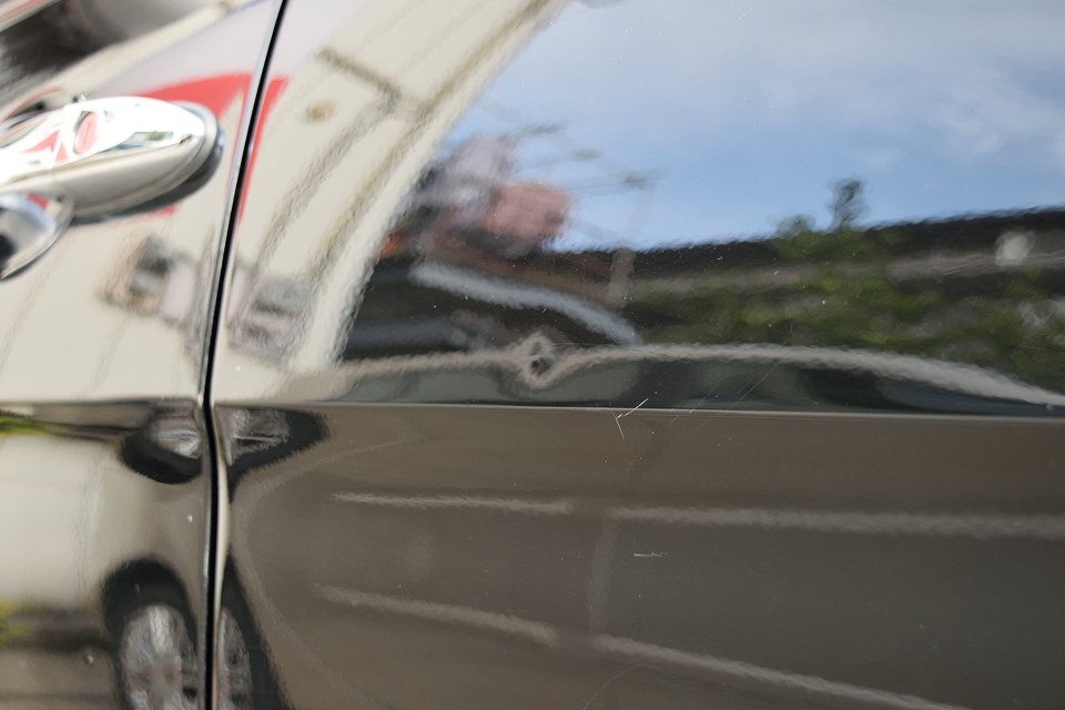 気になる所その1：リア側面に小エクボ有り