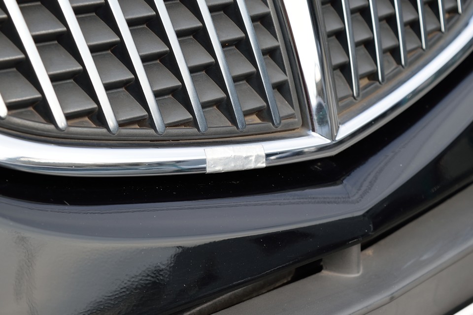 気になる所その2：フロントグリルに補修跡あり