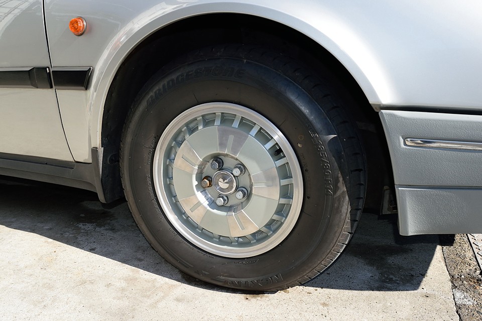 純正アルミホイールはなんと4本すべてリペア済み！この美しさ、お判りいただけるでしょうか。