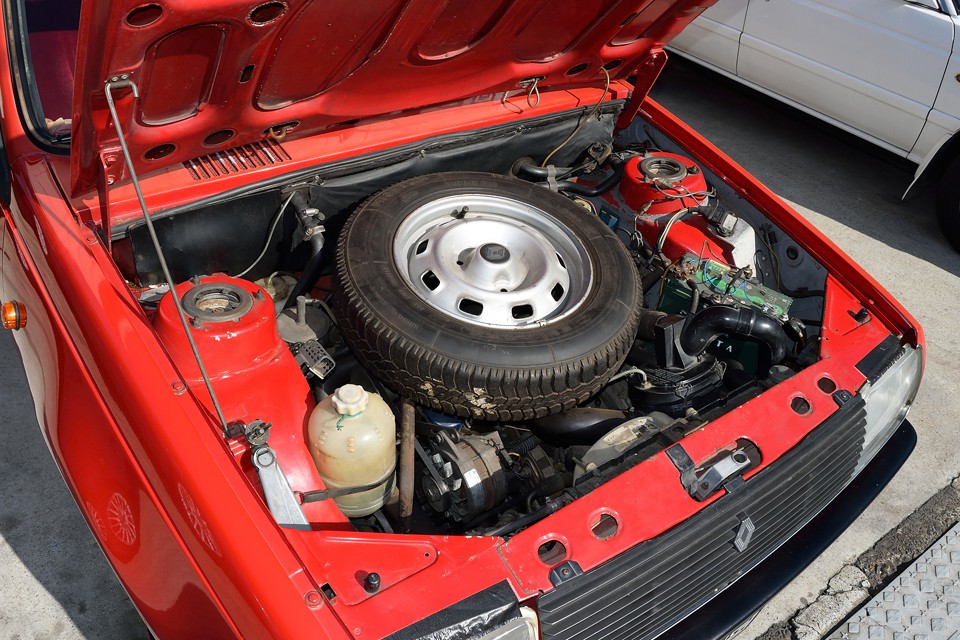 プジョー104、シトロエンVISAと同じ水冷直列4気筒SOHCエンジン！
エンジンは後方へ72度傾斜し、かなり重心は低くなっています。