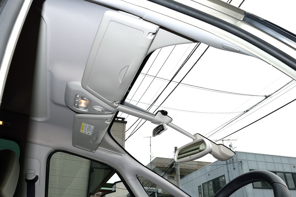 こんな開放的な視界に！これ気持ちいい〜！夜は頭上の星を見ながらドライブできま〜す！