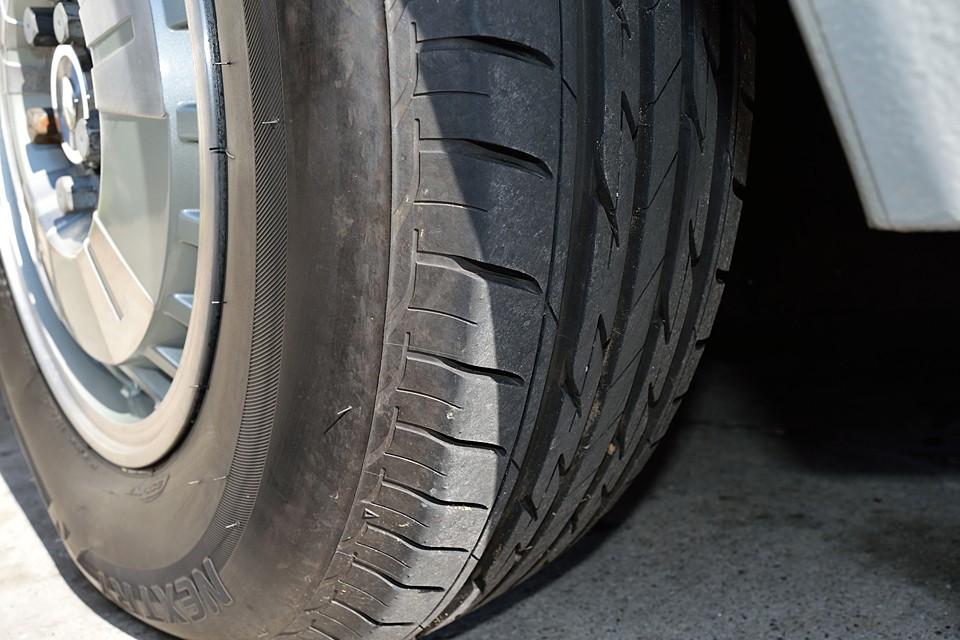 タイヤは交換後、走行1000Km弱です。ご覧の通り、まだヒゲのある状態で〜す！