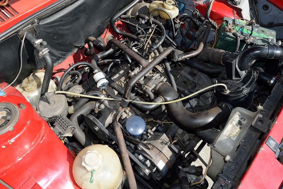 エンジンルームの上半分は何もないんですけどぉ〜！この低重心が走りの安定につながっているのです！