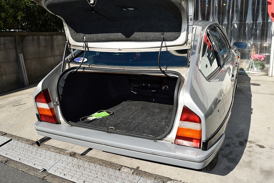 トランク広っ！間口は少し狭いですが容量はタップリ！