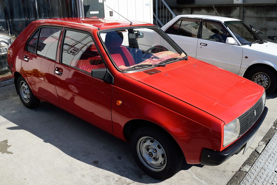 一見、マンガに出てくる「このクルマ何？」的な国籍不明車に見えるのですが、その中身は…。