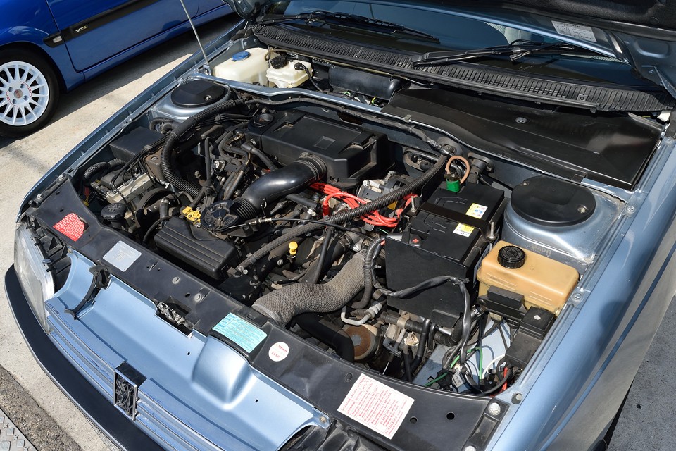 初期型シトロエンエグザンティアにも搭載されている2.0L、水冷直列4気筒OHCエンジン。
あの、乾いた、ザラザラした印象のエンジン音は決して不快では無く、むしろ心音の様な心地良さを感じます。