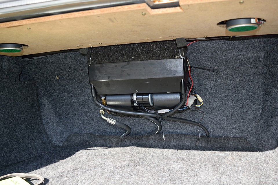 そして、何とリアシート用のクーラーユニットを装備！フロントとは別に単独で操作出来るのです！すげぇ〜！